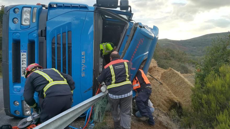 Los servicios de emrgencia trabajaban para liberar al hombre // FdV