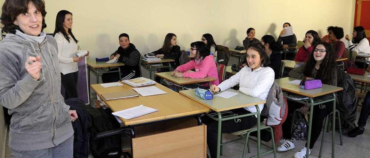 Sonia García Varela durante una charla impartida a alumnos del IES Aller Ulloa. // Bernabé/Javier Lalín