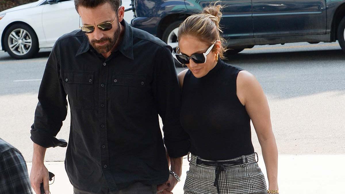Jennifer Lopez y Ben Affleck, con looks a juego negro y gris por Los Ángeles