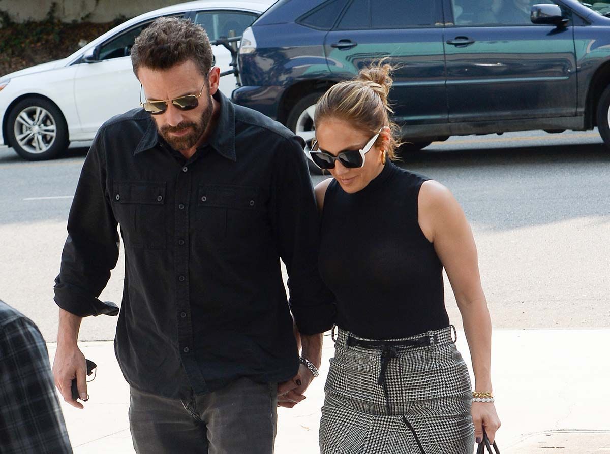 Jennifer Lopez y Ben Affleck, con looks a juego negro y gris por Los Ángeles