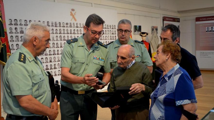 Entrega del reconocimiento a los padres del guardia asesinado