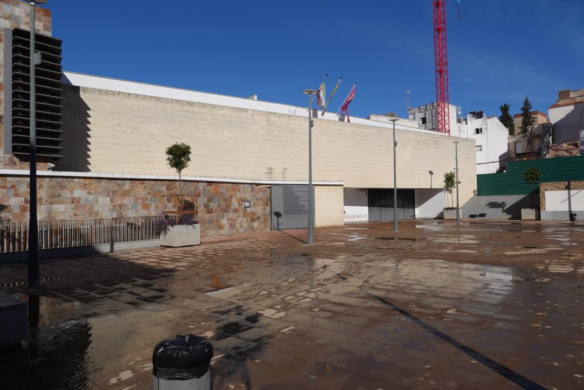 La plaza de Santa María, donde está el Museo Luis de Morales, llena de barro y agua, este martes.