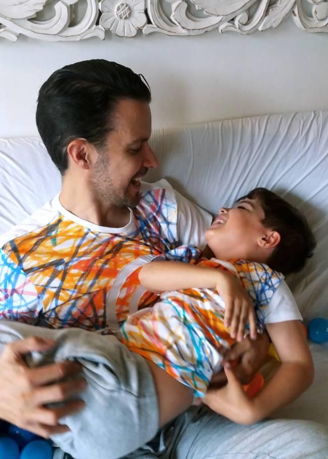 El diseñador de Desigual Kids Juergen Bumann y su hijo Liam, un niño con espectro de autismo alto.