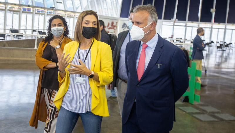 Visita de Ángel Víctor Torres al centro de rastreadores en el Recinto Ferial de Santa Cruz de Tenerife