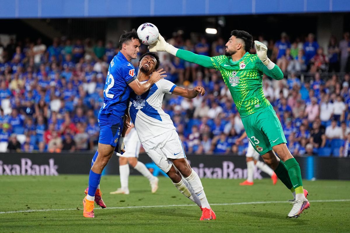Joselu of Getafe CF, Leo Roman and Lucas Noubi of Deportivo La Coruna compete for the ball during the Spanish League, LaLiga EA Sports, football match played between Getafe CF and Real Club Deportivo de La Coruna at Coliseum de Getafe stadium on September 13, 2026, in Getafe, Spain. AFP7 13/09/2026 ONLY FOR USE IN SPAIN. Dennis Agyeman / AFP7 / Europa Press;2026;SOCCER;SPAIN;SPORT;ZSOCCER;ZSPORT;Getafe CF v Real Club Deportivo de La Coruna - LaLiga EA Sports;