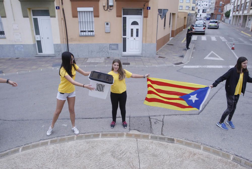 Milers de persones en la cadena humana de Sant Julià de Ramis a Aiguaviva per commemorar l'1-O