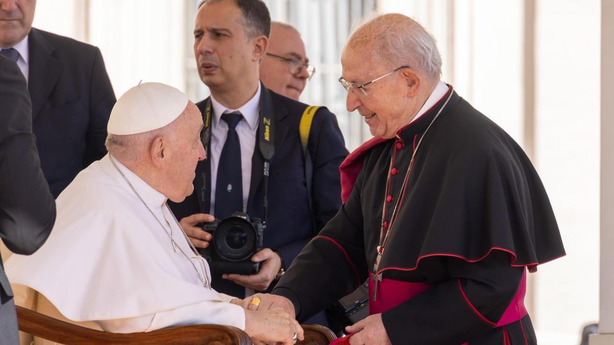 Gil Hellín saludando al papa Franicisco, durante una audiencia en el Vaticano