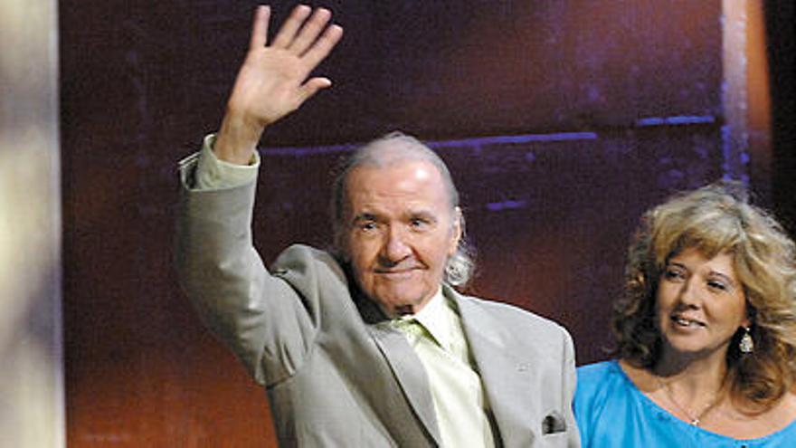 El poeta José María Millares Sall, el 30 de mayo, al recibir el Premio Canarias 2009 de Literatura, en el Auditorio.  LP/DLP