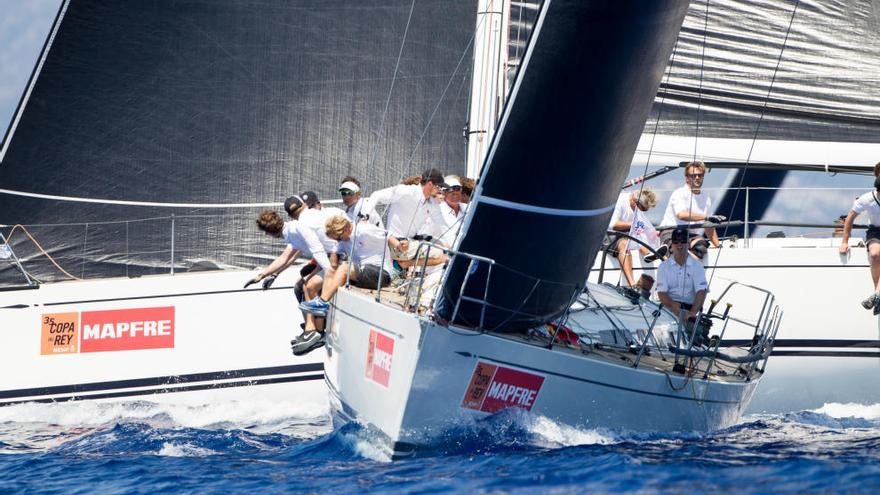 La clase MRW Swan 45 navegando hoy martes en la bahía de Palma