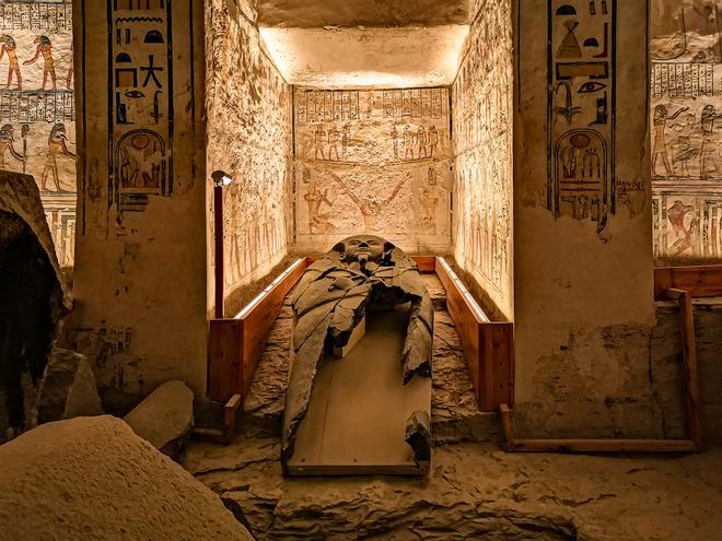 Disfruta de la Tumba de Memnon como si estuvieras allí mismo.