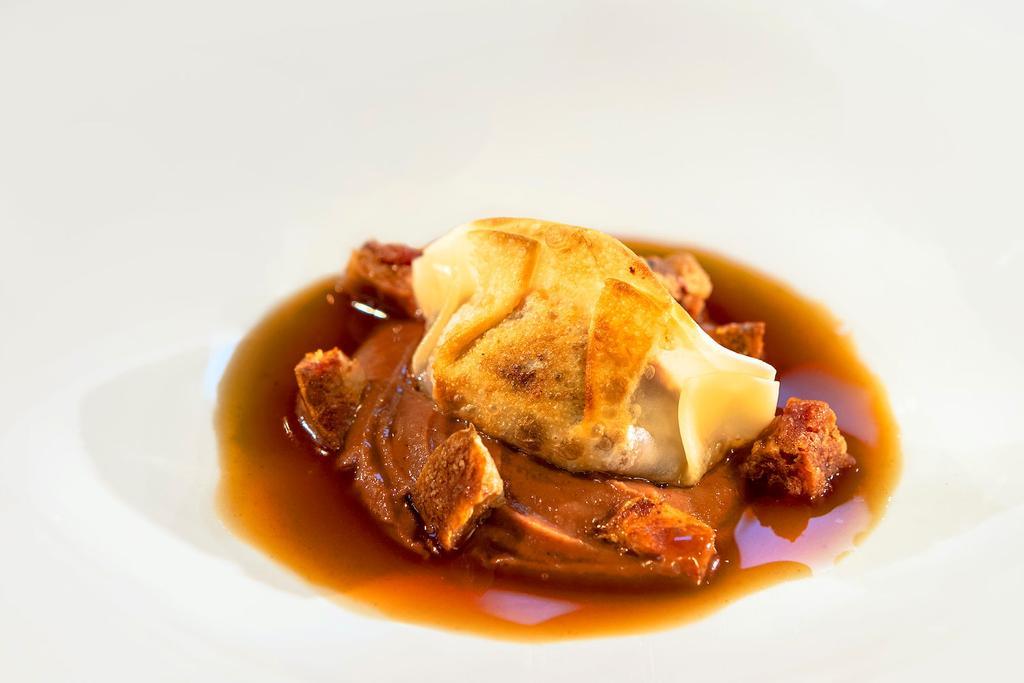 La Fábrica - Olla podrida: cocer las alubias rojas con sus sacramentos (costilla, morros, oreja, tocino…). Con las alubias preparar una crema sedosa y decorar con chorizo frito, una gyoza rellena con el resto de sacramentos picados y todo regado con el caldo de las alubias.