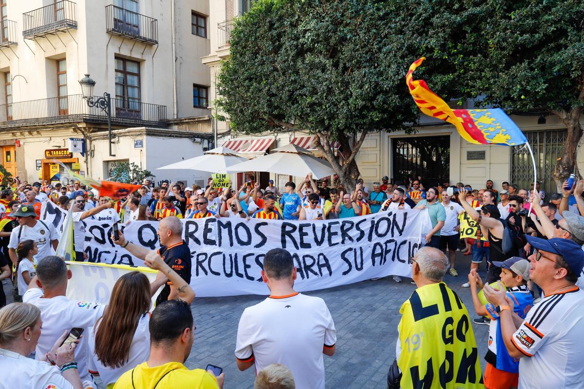 Protesta de los aficionados del Valencia contra Peter Lim con alusiones a la situación del Hércules.