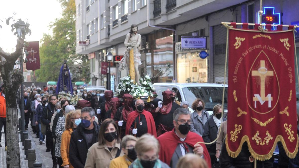 La procesión, en una de las calles céntricas de la capital estradense.  | // BERNABÉ/JAVIER LALÍN