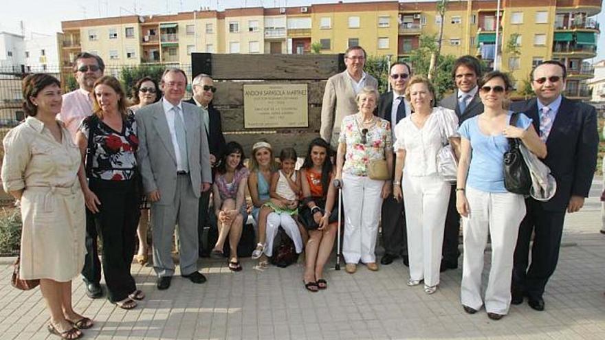 Satisfacción. La extensa representación de la familia no podía ocultar su alegría tras la celebración del acto.