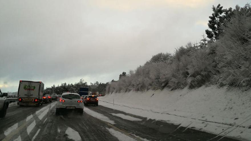 La nieve complica el tráfico en la A-6 entre Coirós y Guitiriz