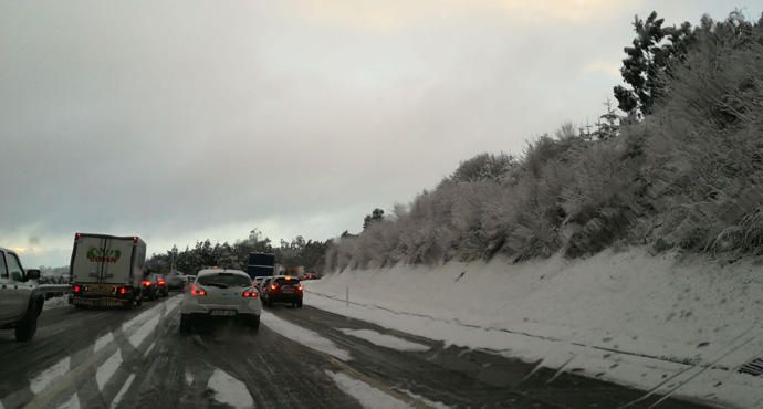 La nieve complica el tráfico en la A-6 entre Coiró