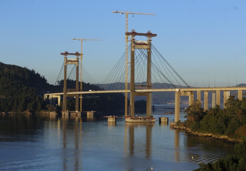 El puente, con tiempo estival