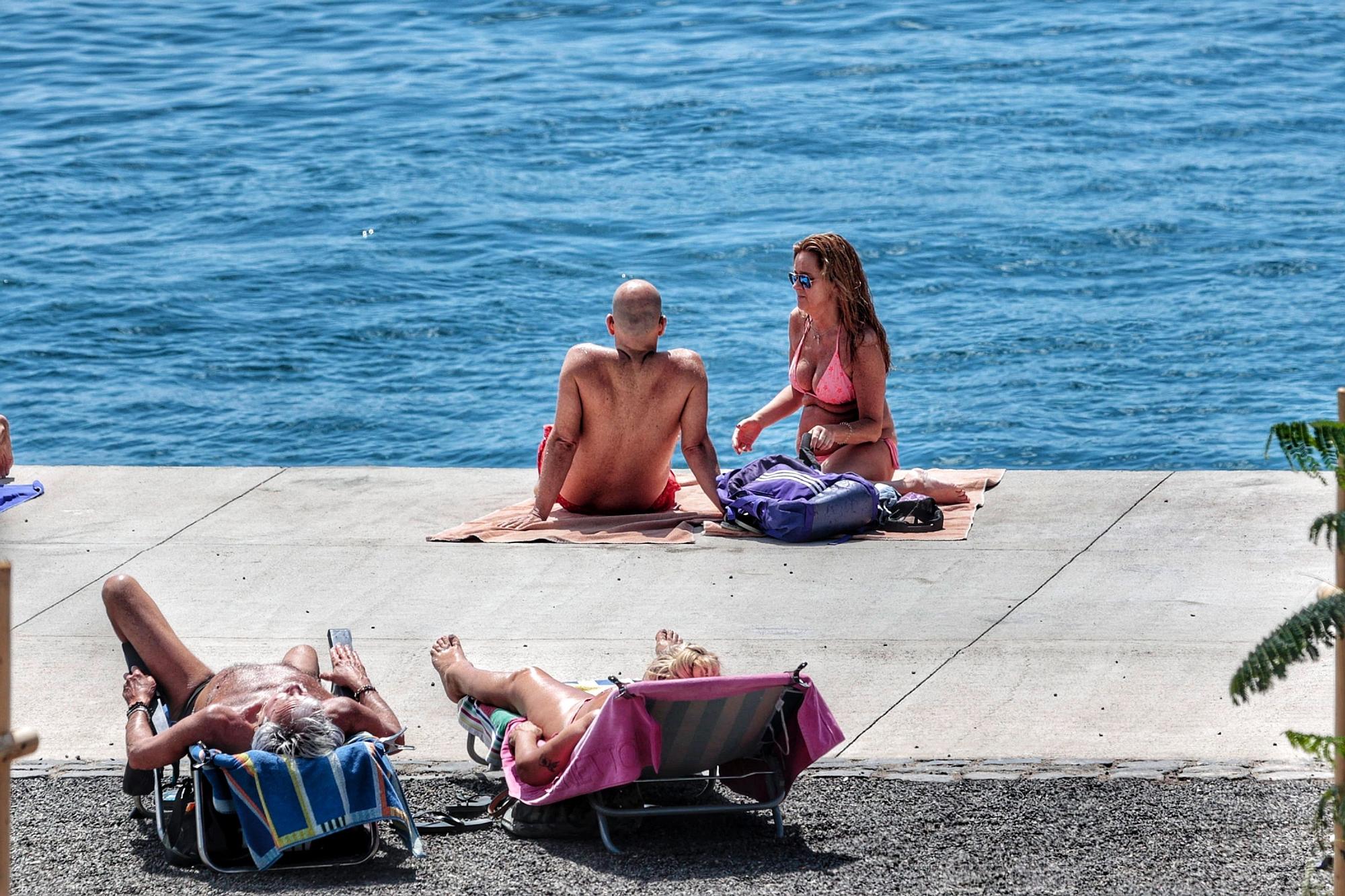 Canarias da la bienvenida a la primavera en bañador