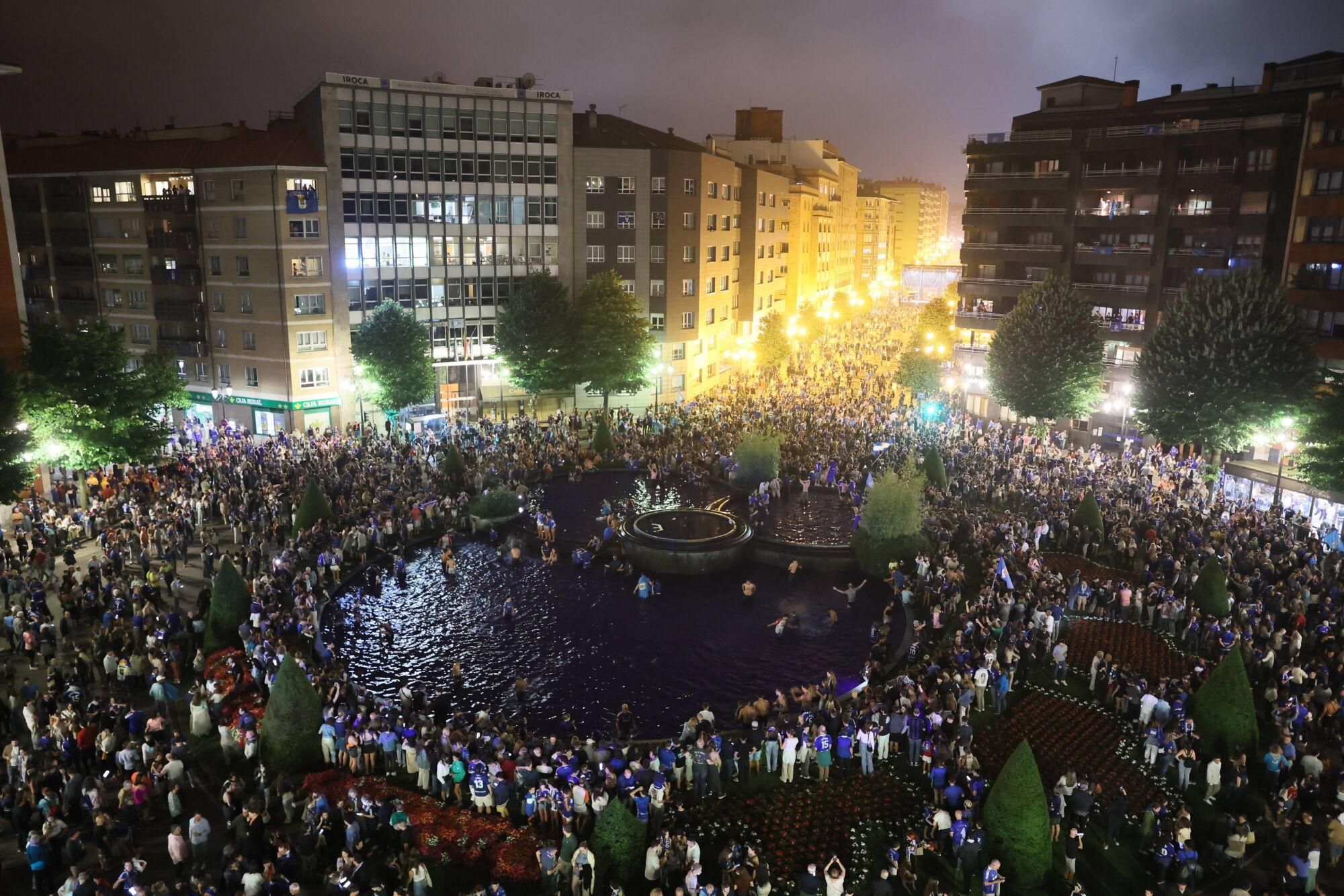 El ascenso del Oviedo llena las calles de la ciudad para celebrar su vuelta a Primera 24 años después