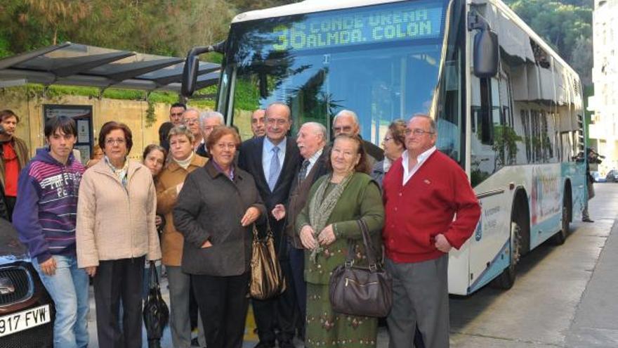 El alcalde se Málaga y vecinos de Pinosol.