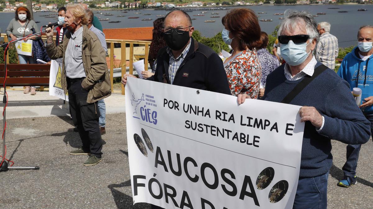 Los vecinos con una pancarta durante la protesta. / Pablo Hernández