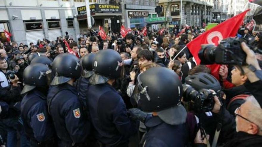Huelga general: Tensión entre manifestantes y policías en la Gran Vía de Madrid