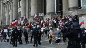 zentauroepp54693316 police officers intervene in front of the reichstag building200830194558