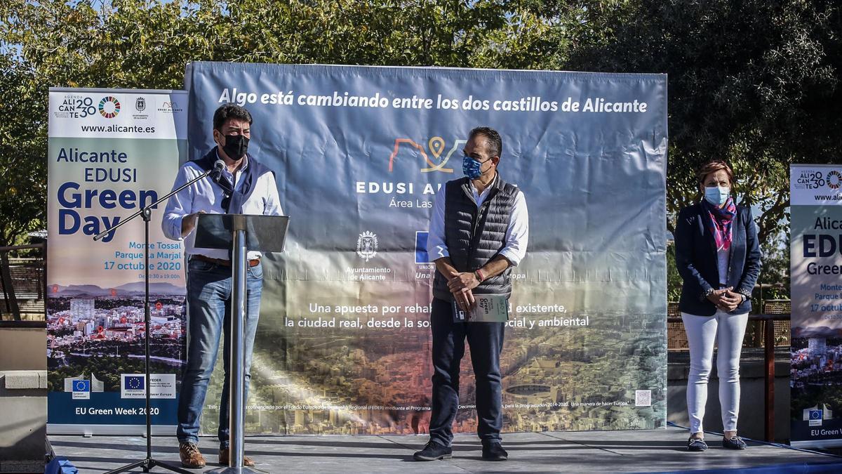 Barcala abre el turno de discursos en presencia de los ediles Antonio Peral y María Conejero.