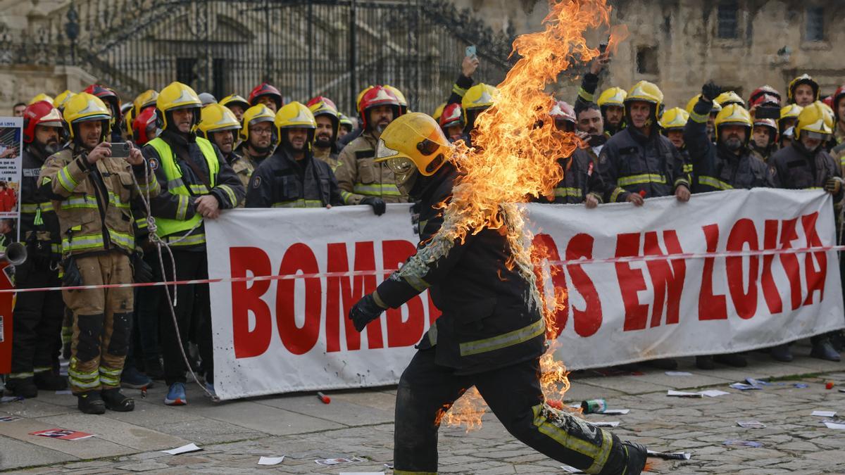 Bomberos de toda España apoyan la manifestación de los parques comarcales gallegos en Santiago