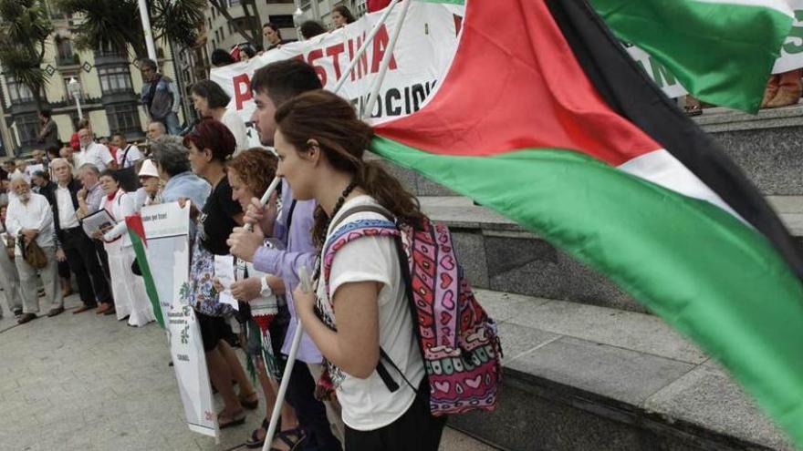 Manifestantes propalestinos en el Náutico.