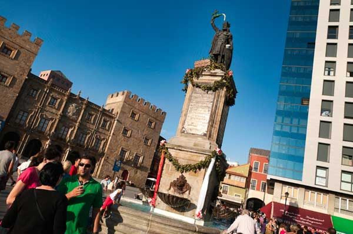 Plaza del Marqués, presidida por el monumento a Pelayo.