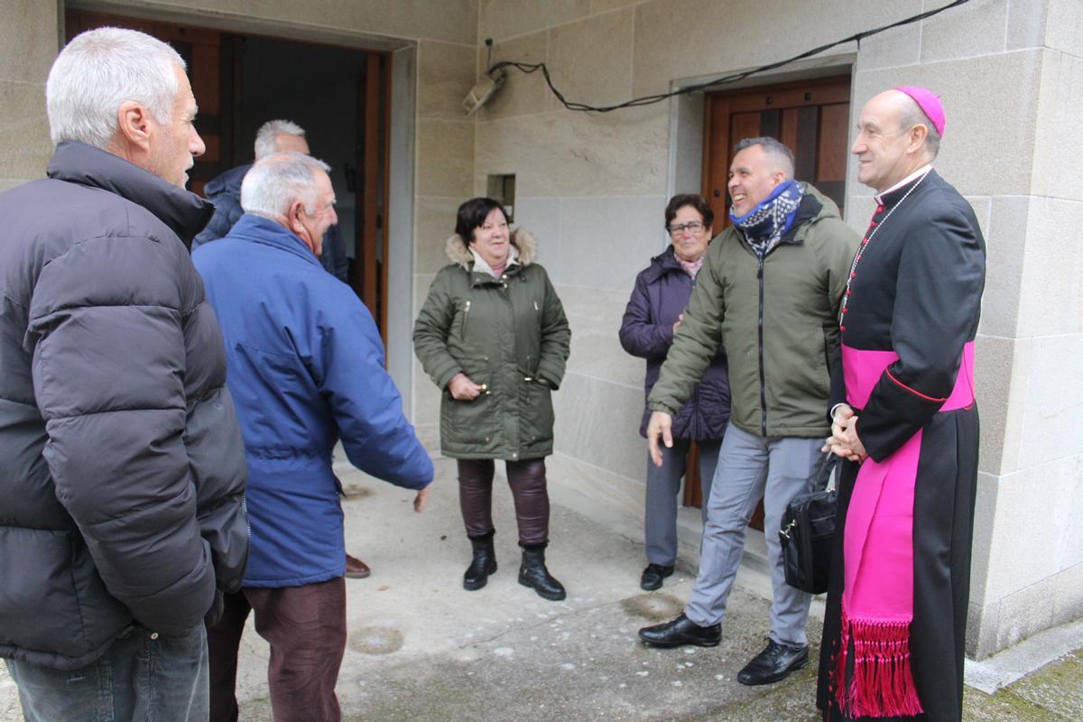 GALERÍA | El obispo visita Villanueva de la Sierra y As Hedradas