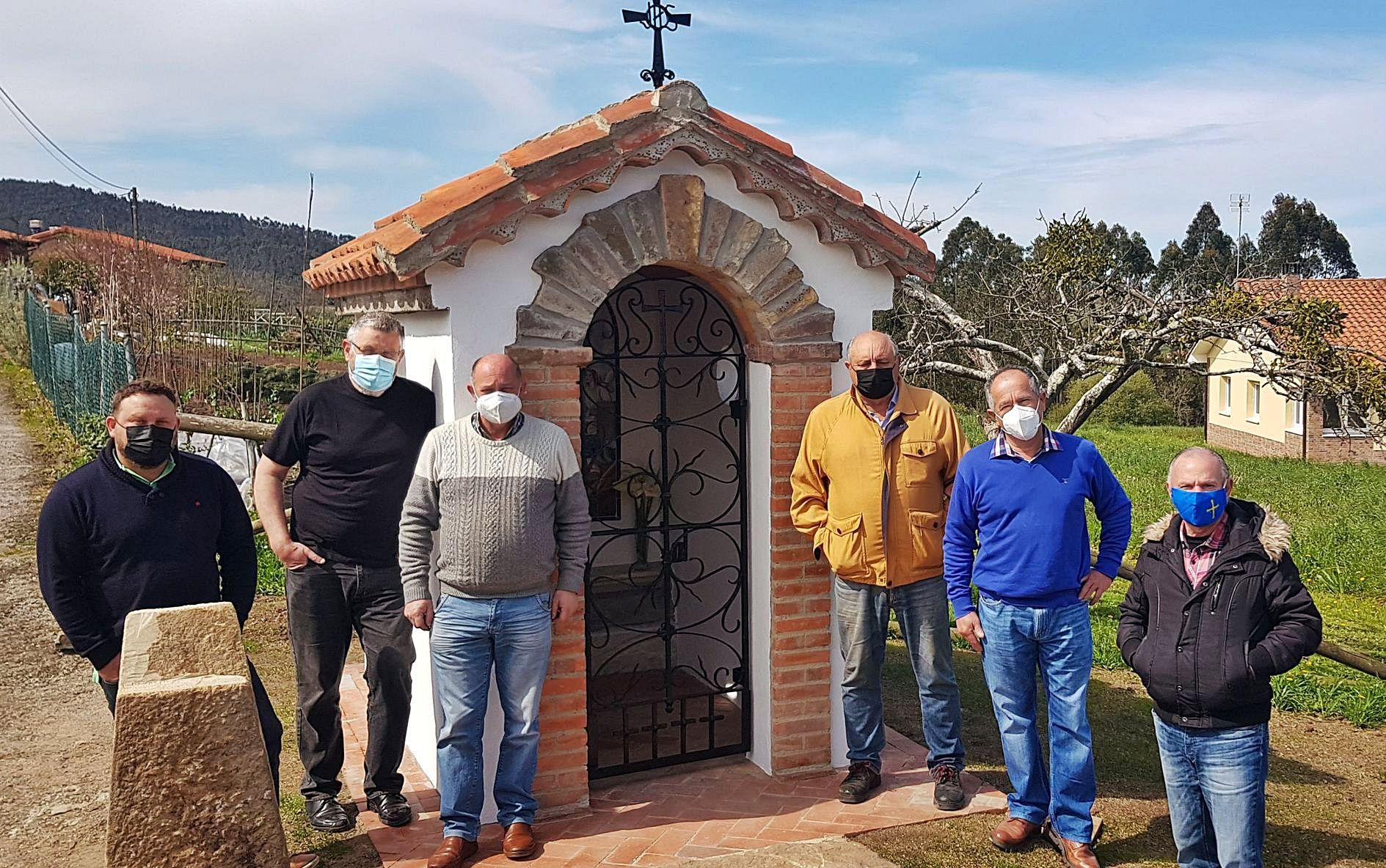 Por la izquierda, Francisco Caveda, Arturo Tuero, Javier Caveda, José Luis García, Senén Toyos y Juan García, ante la capilla.