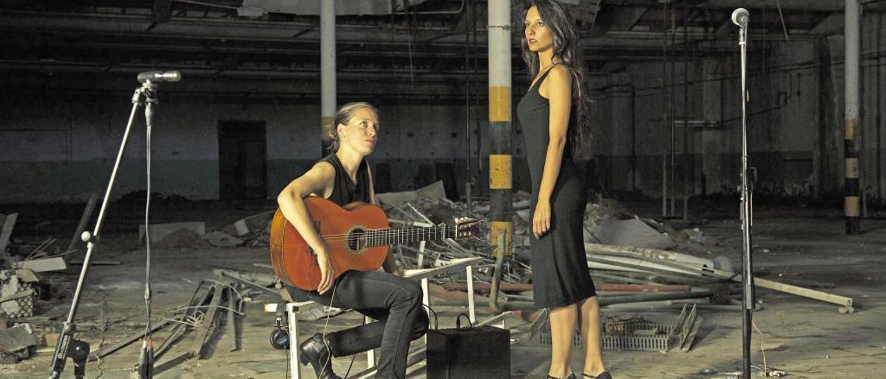 ´A solas´ es el primer trabajo conjunto de la cantante y bailarina Isabel Vinardell y la guitarrista Isabelle Laudenbach.