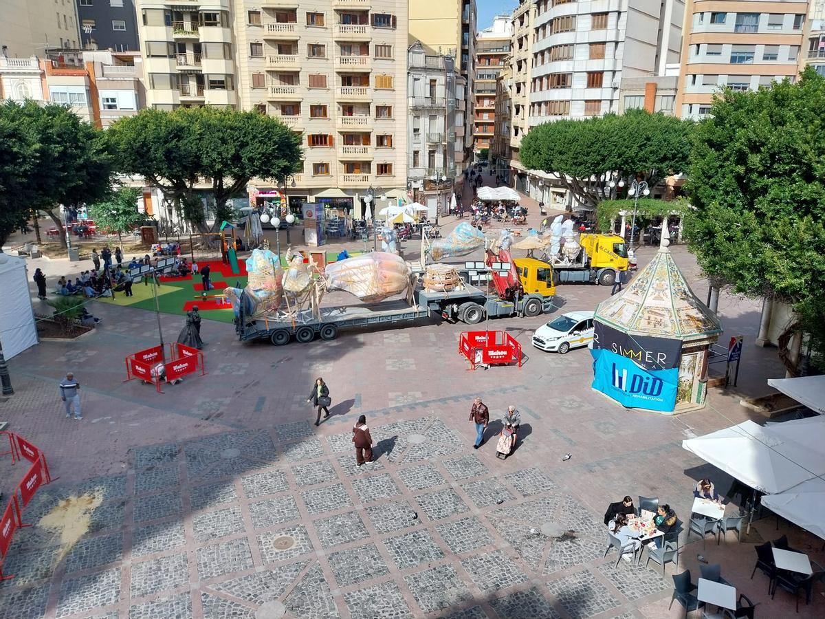 Las góndolas cargadas con piezas de la falla de la Plaça Major.