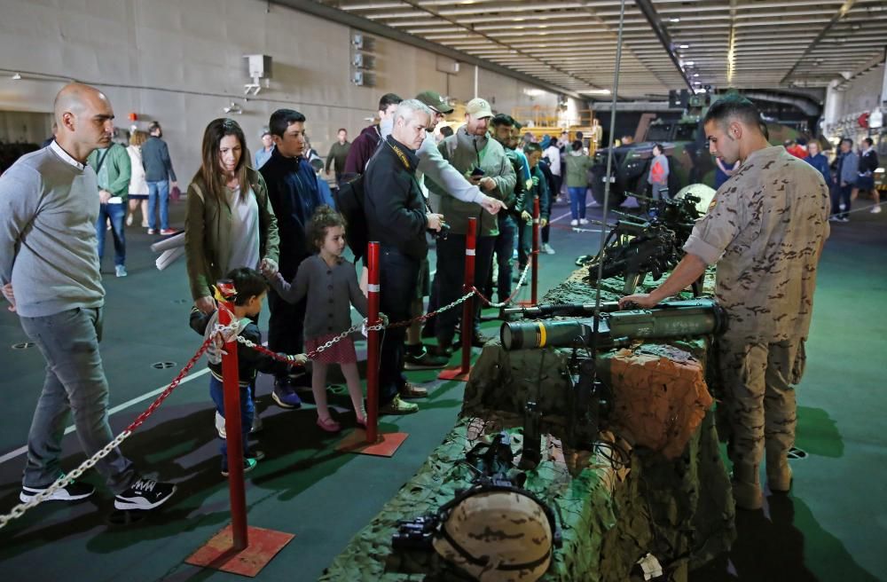 Cientos de personas han subido a bordo del portaeronaves más grande de la Armada española