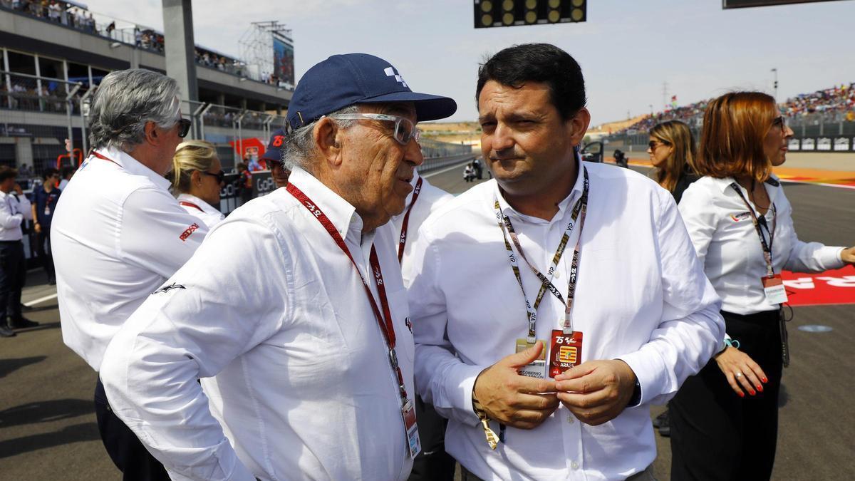 El alcalde de Alcañiz, Miguel Ángel Estevan, a la derecha, junto a Carmelo Ezpeleta, de Dorna, en Motorland.