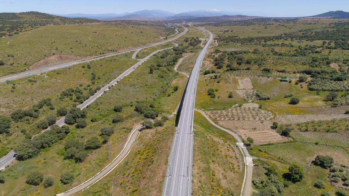 Tramo entre Cañaveral y Plasencia a la salida del túnel de Grimaldo.