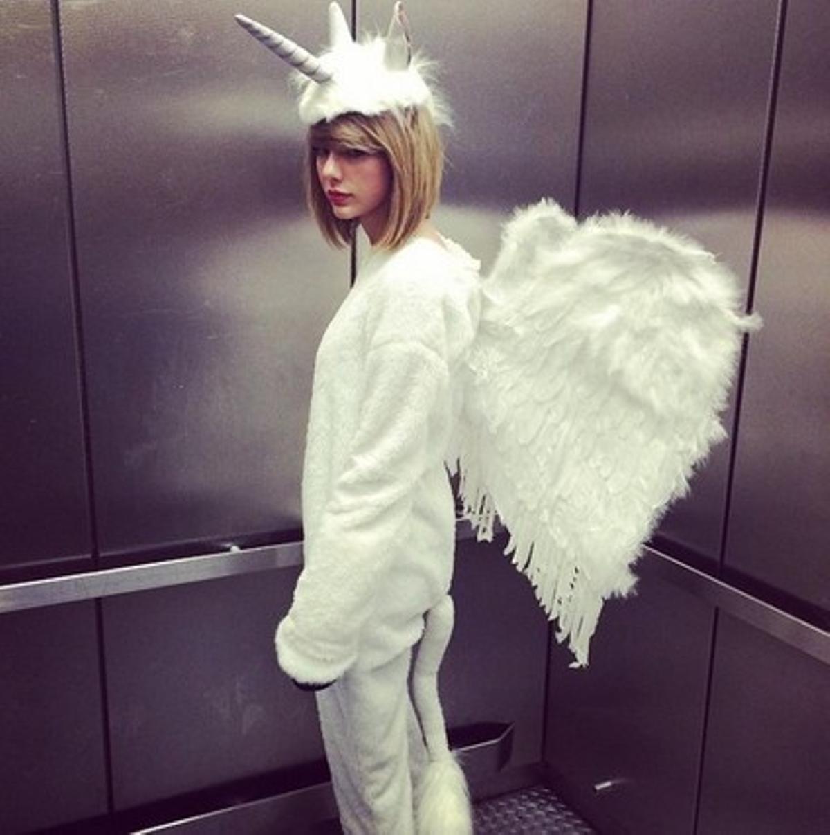 Taylor Swift es converteix en unicorn la nit de Halloween.