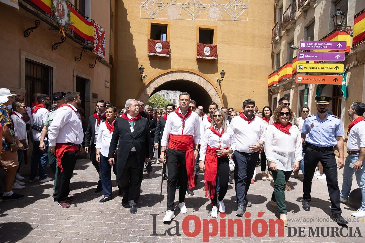 Bandeja de flores y ritual de la bendición del vino en las Fiestas de Caravaca