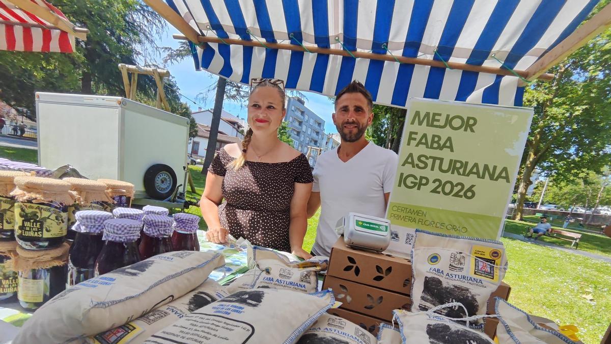 Isabel Rubio y Roberto Álvarez, este domingo, en el Mercadón de Grado.