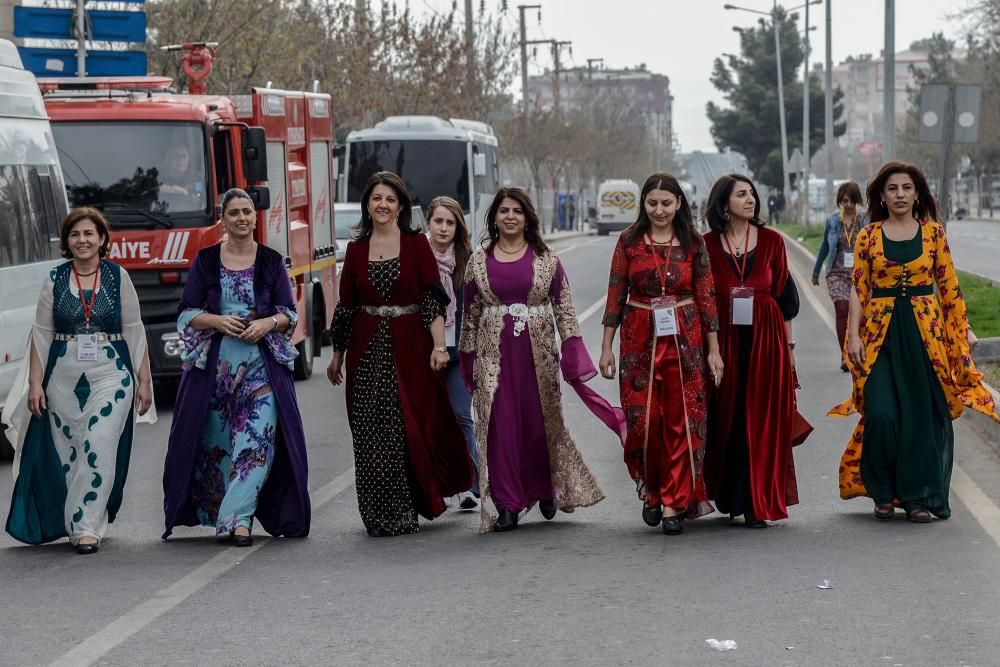 Miembros del partido demócrata HDP llegan a una marcha convocada en Diyarbakir, Turquía. AFP PHOTO / ILYAS AKENGIN