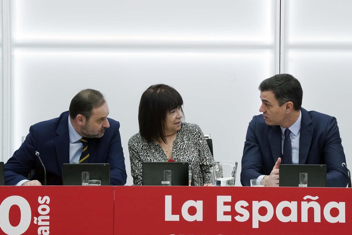 El presidente del Gobierno, Pedro Sánchez, conversa con José Luis Ábalos, durante la celebración de una ejecutiva en 2020, en presencia de la presidenta del PSOE, Cristina Narbona.