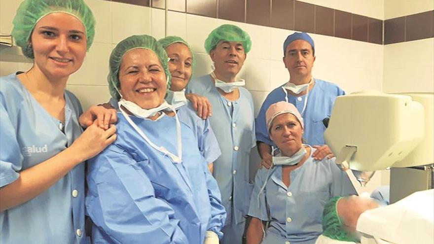 El Clínico estrena una nueva técnica para intervenir cataratas complejas