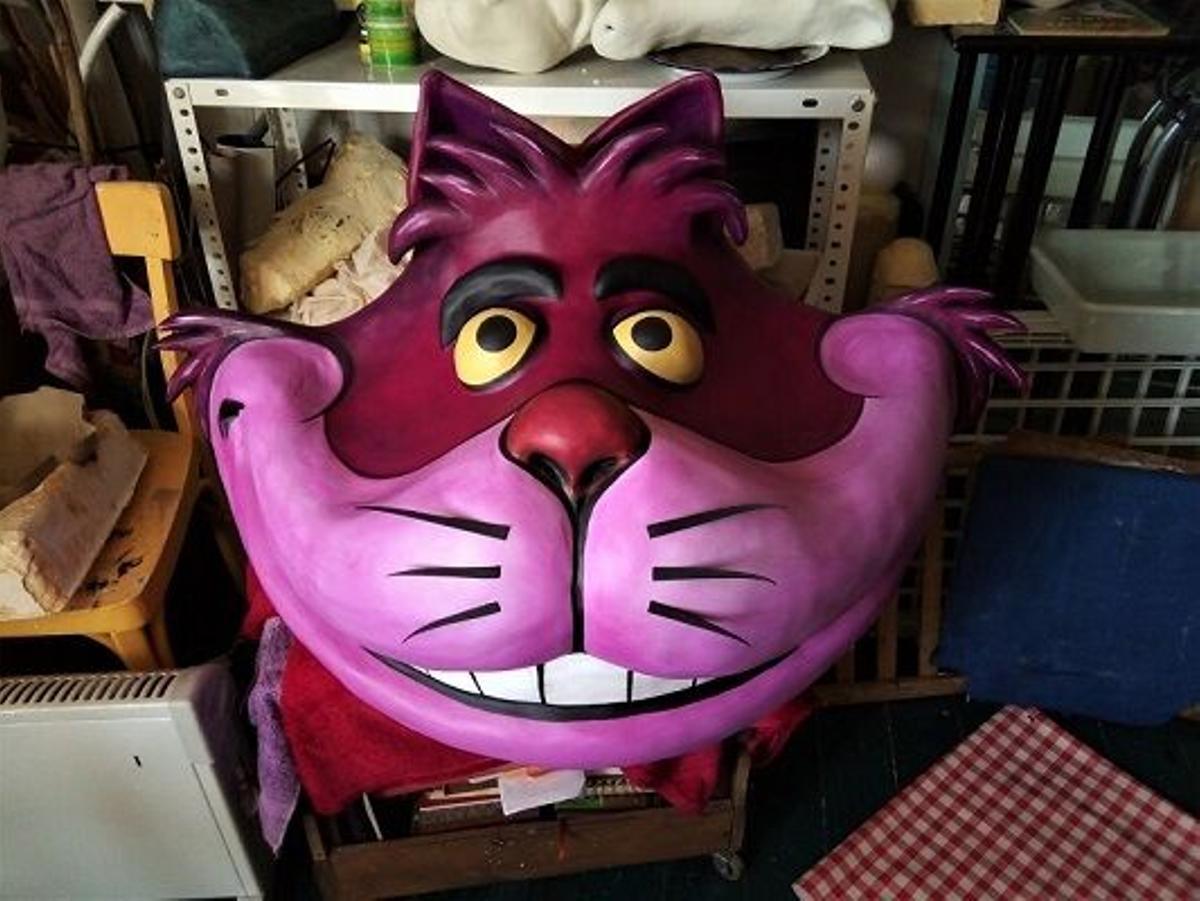 Antía Ferrer Lendoyro, artesana del papel y el cartón en su taller El Tigre de Papel de A Coruña donde crea personajes de papel, escenografías.... Viejos oficios.