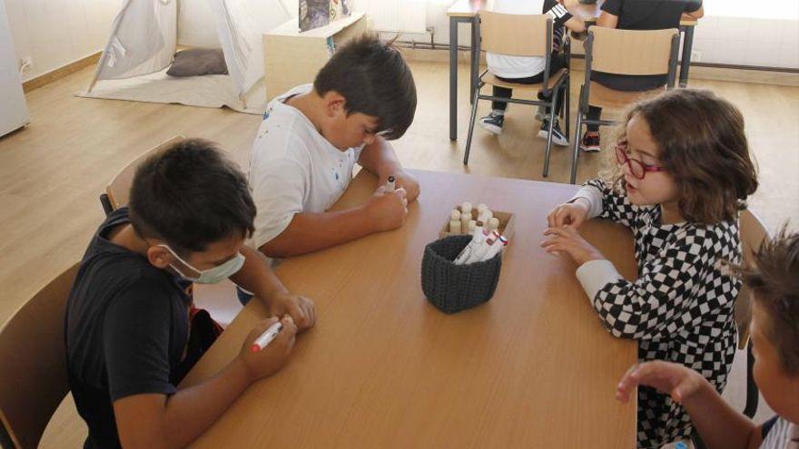 Alumnos del Valle Inclán en clase con material manipulativo.