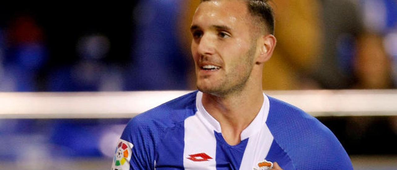 El delantero gallego Lucas Pérez Martínez, tras batir a Sergio (Celta).