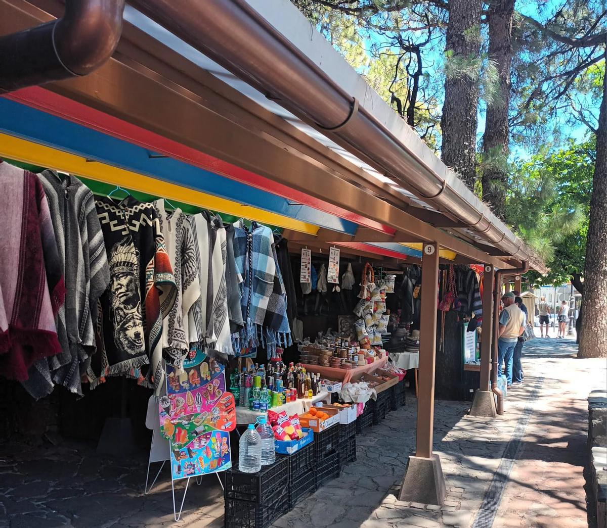 Puestos en la Cruz de Tejeda con productos foráneos.