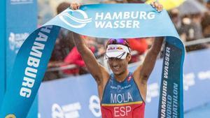 Mario Mola celebra su victoria en Hamburgo.