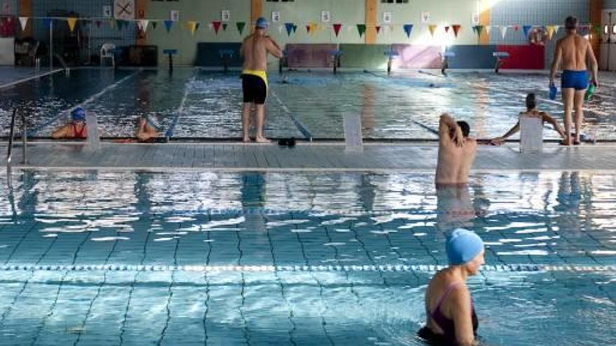 Ontinyent lanza una Escola de Nadal con actividades deportivas y lúdicas en la piscina